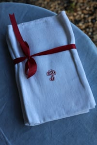 Image 1 of 2 Vintage Handtücher mit weiss-roten Monogrammen und Blumenmuster