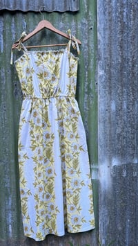 Image 1 of Vertical Daisy - XL