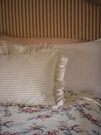 Image 1 of Grand coussin à volants