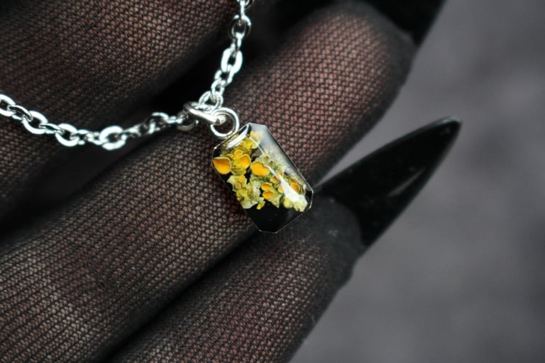 dead good tiny lichen pendant Image 7
