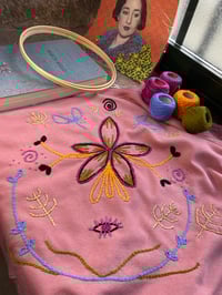 Image 10 of Suadoiro bordado a man. MARUJA MALLO. Feito baixo demanda. Varias tallas!