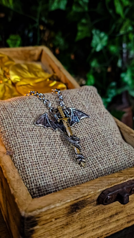 ๐The Armored Kingdom Blade of the Dragonlord Necklace
