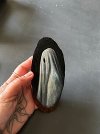 Image 1 of Fantasma perfil sobre rodaja de madera 