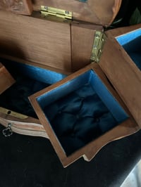 Image 11 of Incroyable coffre à bijoux, en bois sculpté, dite Forêt Noire, soie bleue, fin du 19ème s.