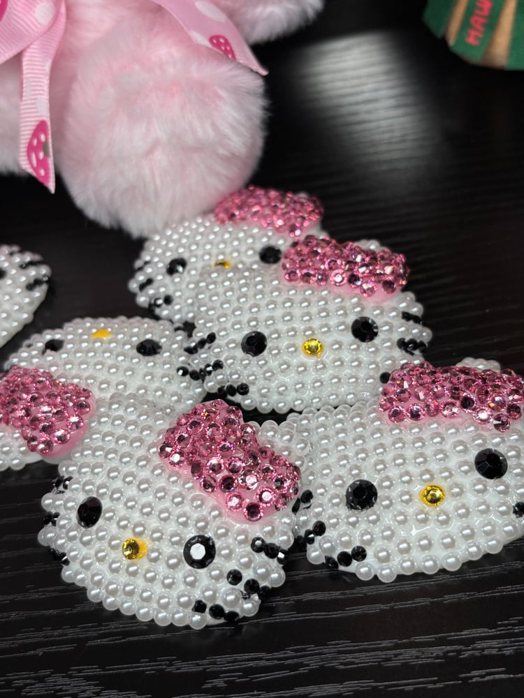 Image of pearl HK HEAD