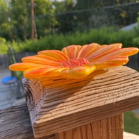 Image 4 of Fused Glass Daisy Trinket/Soap Dish 2