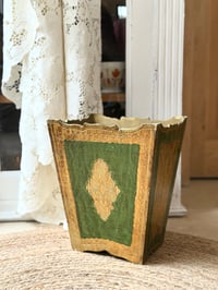 Image 1 of Corbeille florentine en bois laqué