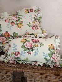 Image 6 of Coussin volanté " les roses de Louise "
