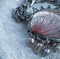 Image 5 of Pink Médusa – Collier soudé à l’étain en coquillage et perles