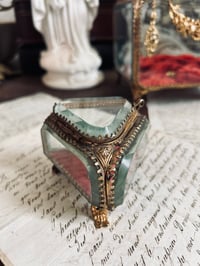 Image 3 of Magnifique boîte à bijoux triangulaire et soie capitonnée rouge. XIXème siècle