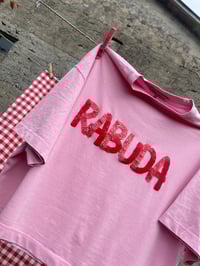 Image 5 of Camiseta bordada a man. RABUDA rosa. Corte oversize. Talla única!