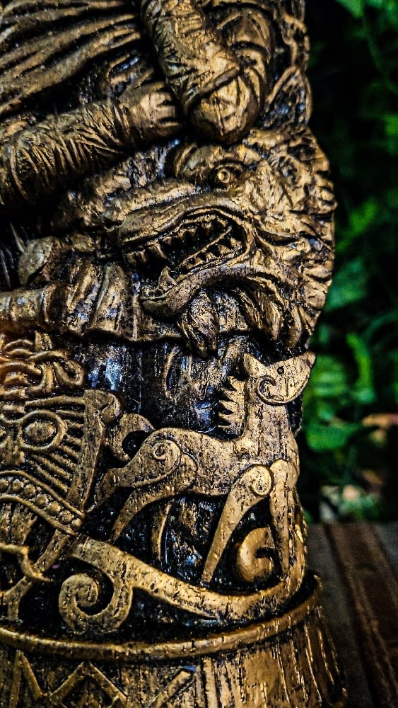 👑The Armored Kingdom Loki's Mischief Carved Deceiver Statue 