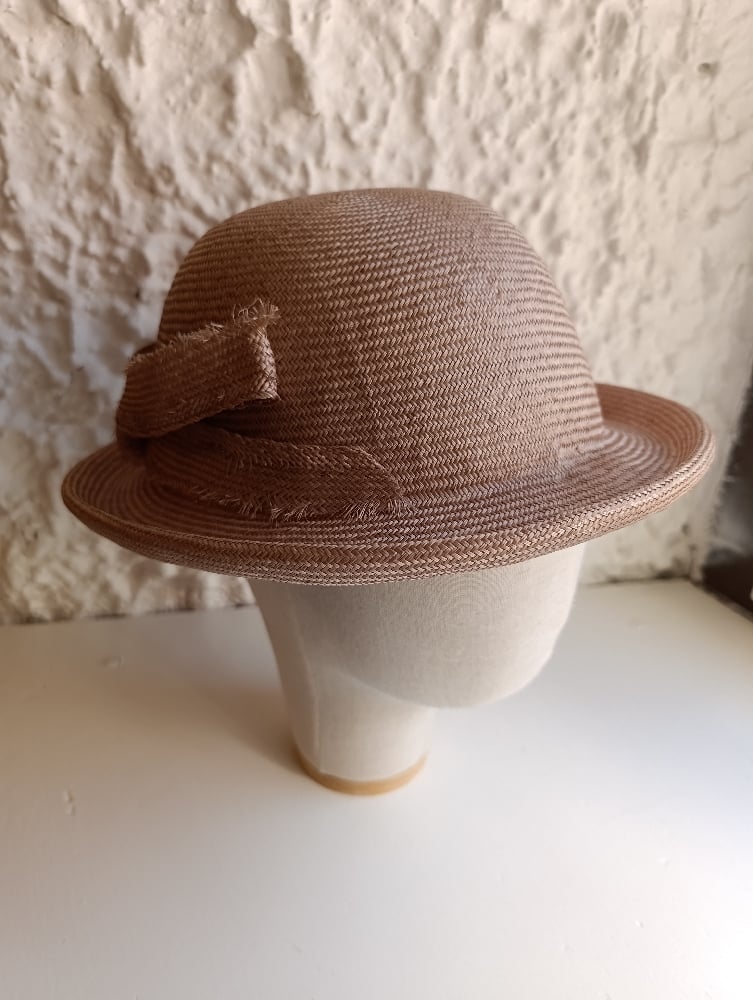 Image of Bombetta estiva in sisal champagne con fiocco sfrangiato 