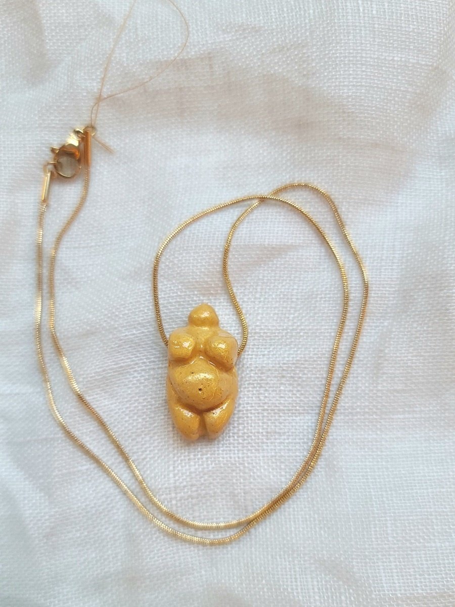 Image of Collier vénus pendentif en faïence dorée et chaîne acier n°10