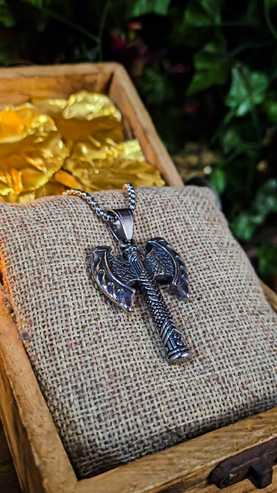 👑The Armored Kingdom Battleforged Axe of the Ancients Necklace