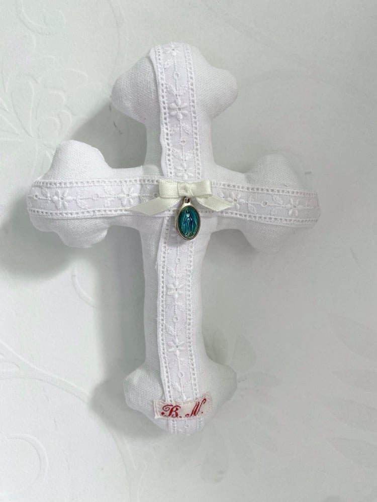 Image of croix en tissu ancien et dentelle