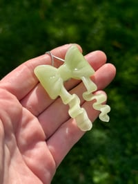 Image 4 of Winter Lime(UV pink) Ribbon Pendant