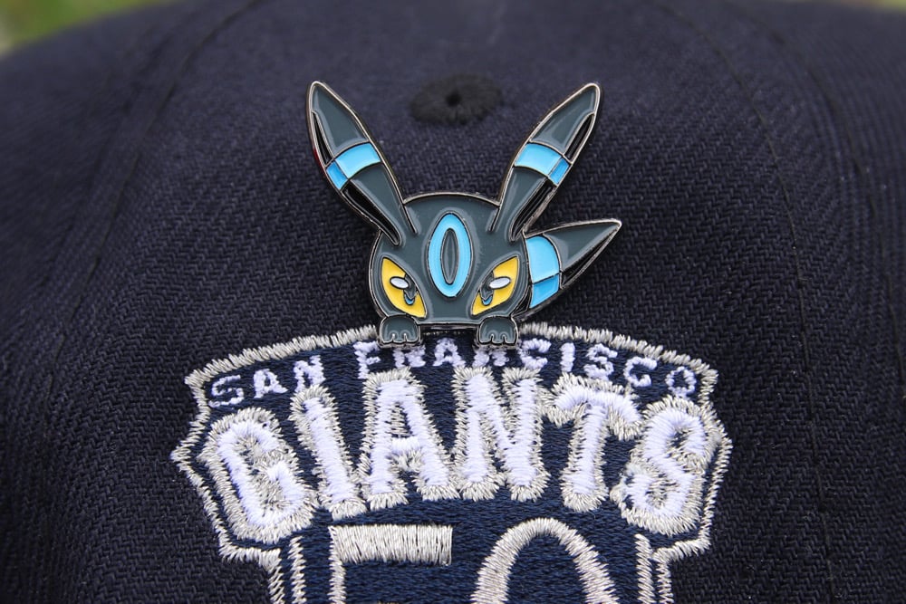 Image of Umbreon Peeker Pin - Shiny