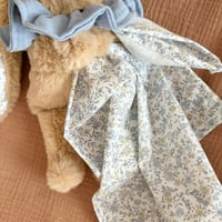 Image 2 of DOUDOU ET SON LANGE MOTIF FLEUR BLEU