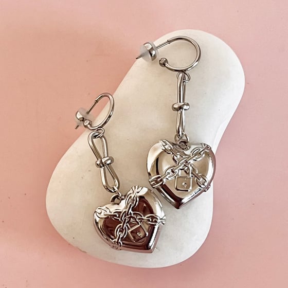 Image of Midi Chain Heart Half Hoops