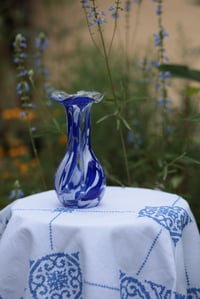Image 1 of Blumenvase, weiss-blau, mundgeblasen