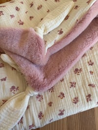 Image 3 of COUVERTURE FOURRURE ROSE  ROSE BONBON NOUETTES AU CHOIX 