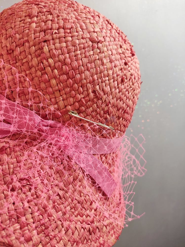 Image of Cappello in paglia rosa con veletta