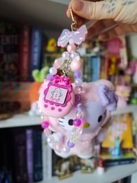 Image 2 of Llavero XXL con tamagotchi clicker y peluche Hello Kitty
