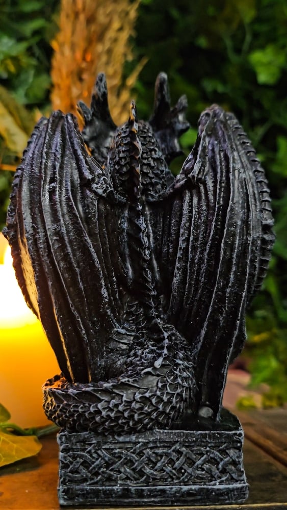 πThe Armored Kingdom Draconian Shield Guardian of the Realm Dragon Statue