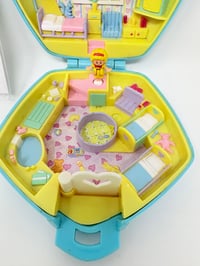 Image 7 of Ensemble bracelet et Polly Pocket vintage crèche bleue