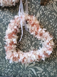 Image 4 of Couronne hortensia blanc et gypsophile rose 