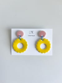 Paire de boucles d'oreilles céramique FLORA rose et jaune 