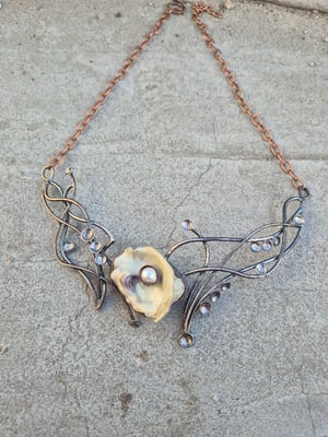 Shell and pearl necklace 