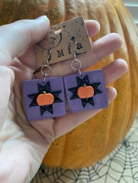 Image 2 of quilt square pumpkin earrings
