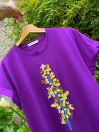 Image 1 of Camiseta bordada a man. Flor do toxo. Varas tallas.