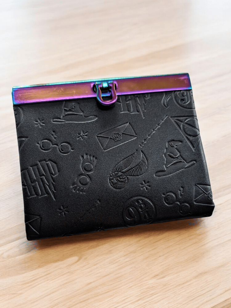 Image of Bi-Fold with metal bar clasp