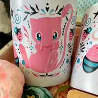 Image 2 of Mug Mew pokemon.Vendu à l'unité ou à intégrer dans un lot de 3 (36€ les 3)