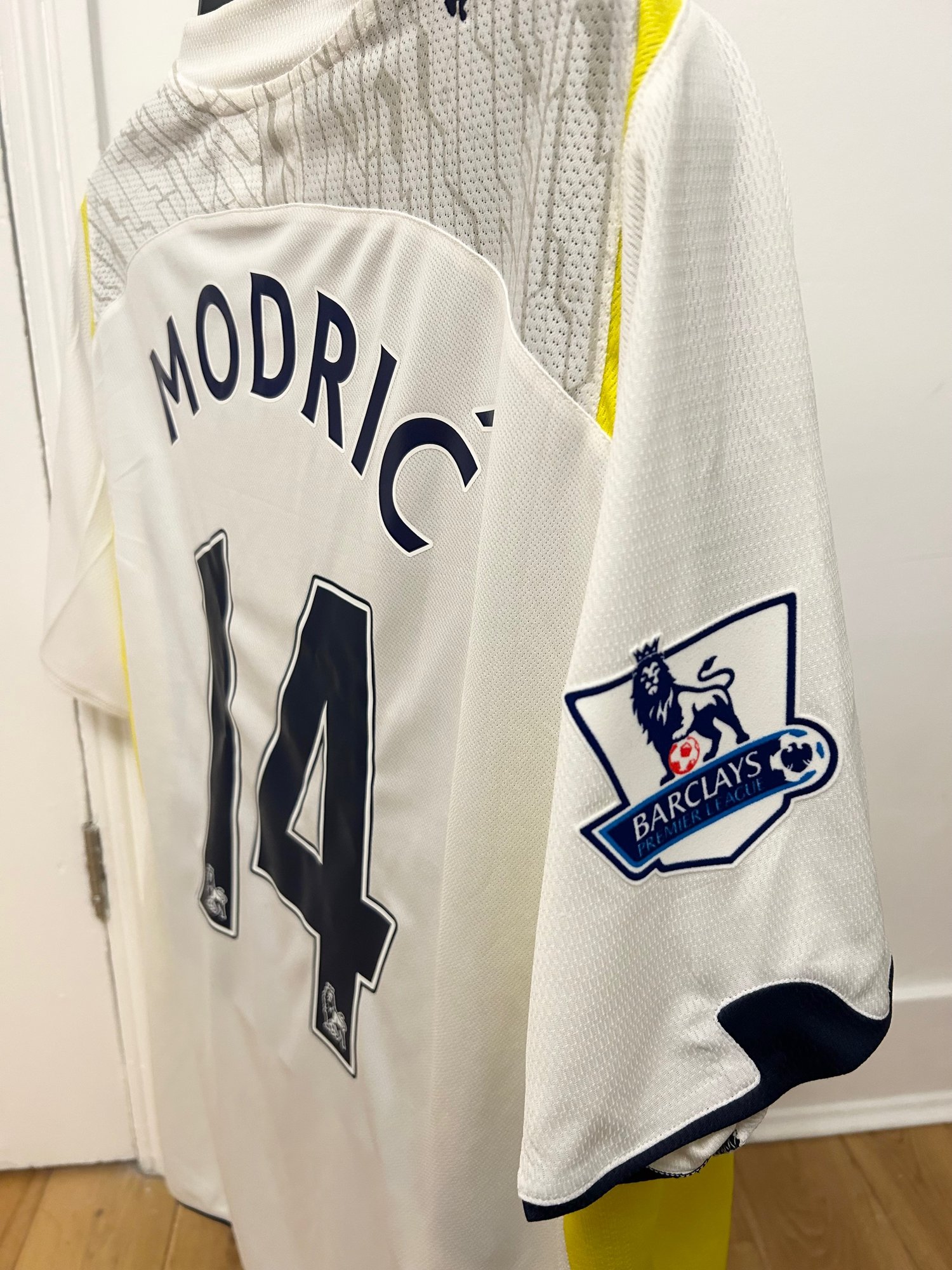 Image of Tottenham Hotspur “MODRIĆ 14” 2009/10 Home Shirt + PL patches (XL)