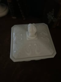 Image 6 of Boîte en opaline, décor de chimères et feuilles d’acanthes, 1950