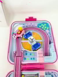 Image 7 of Ensemble bracelet et Polly Pocket Carré fushia parc d'attraction 2