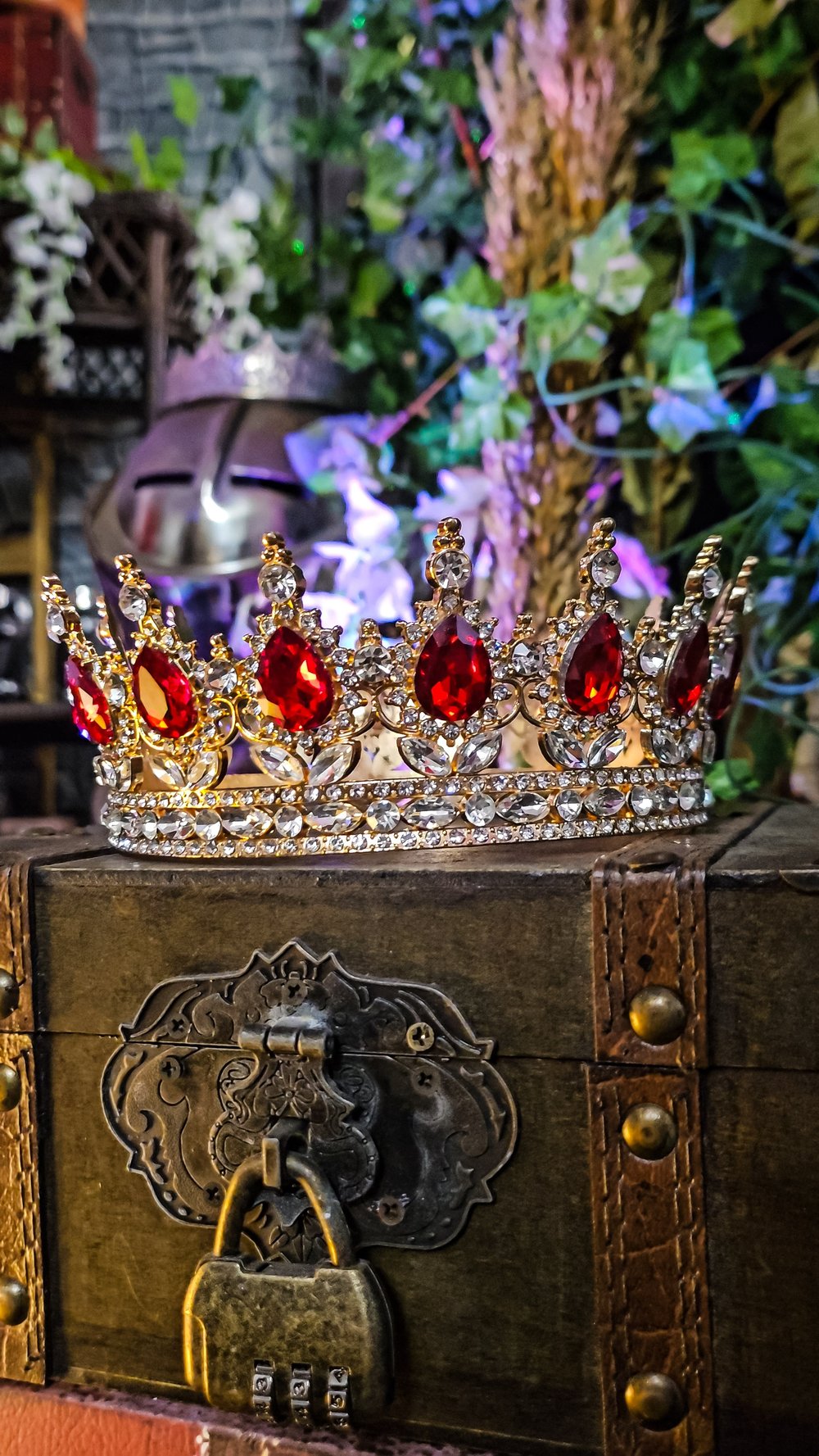 👑The Armored Kingdom Ruby Red Queens Crown (Gold)