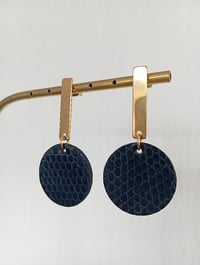 Image 2 of Boucles d'oreilles "Juliette" en cuir exotique 