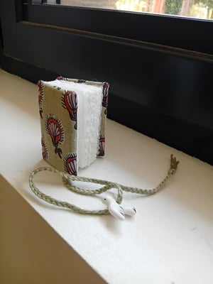 HADI — mini livre — perle en porcelaine — reliure à la française