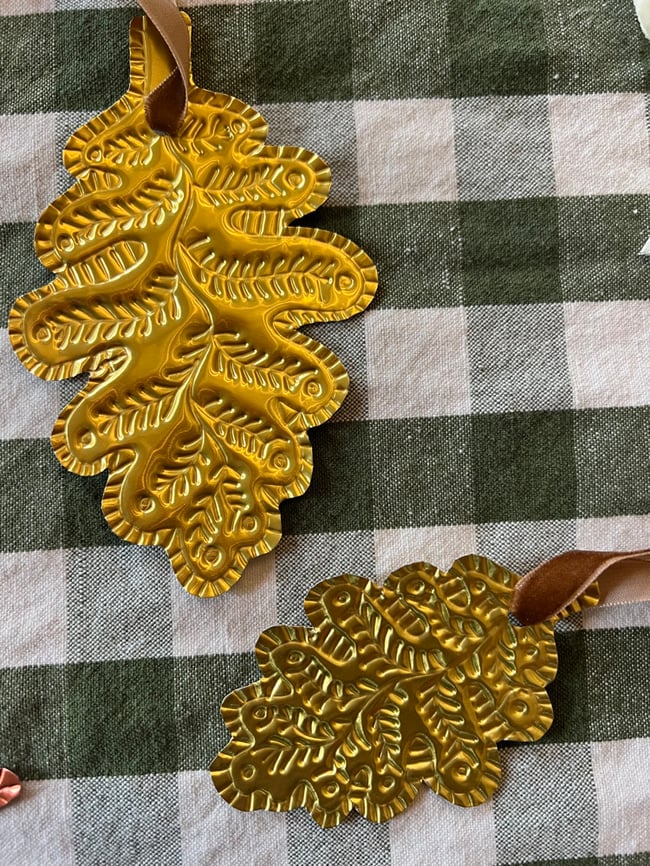 Decorative foil leaves