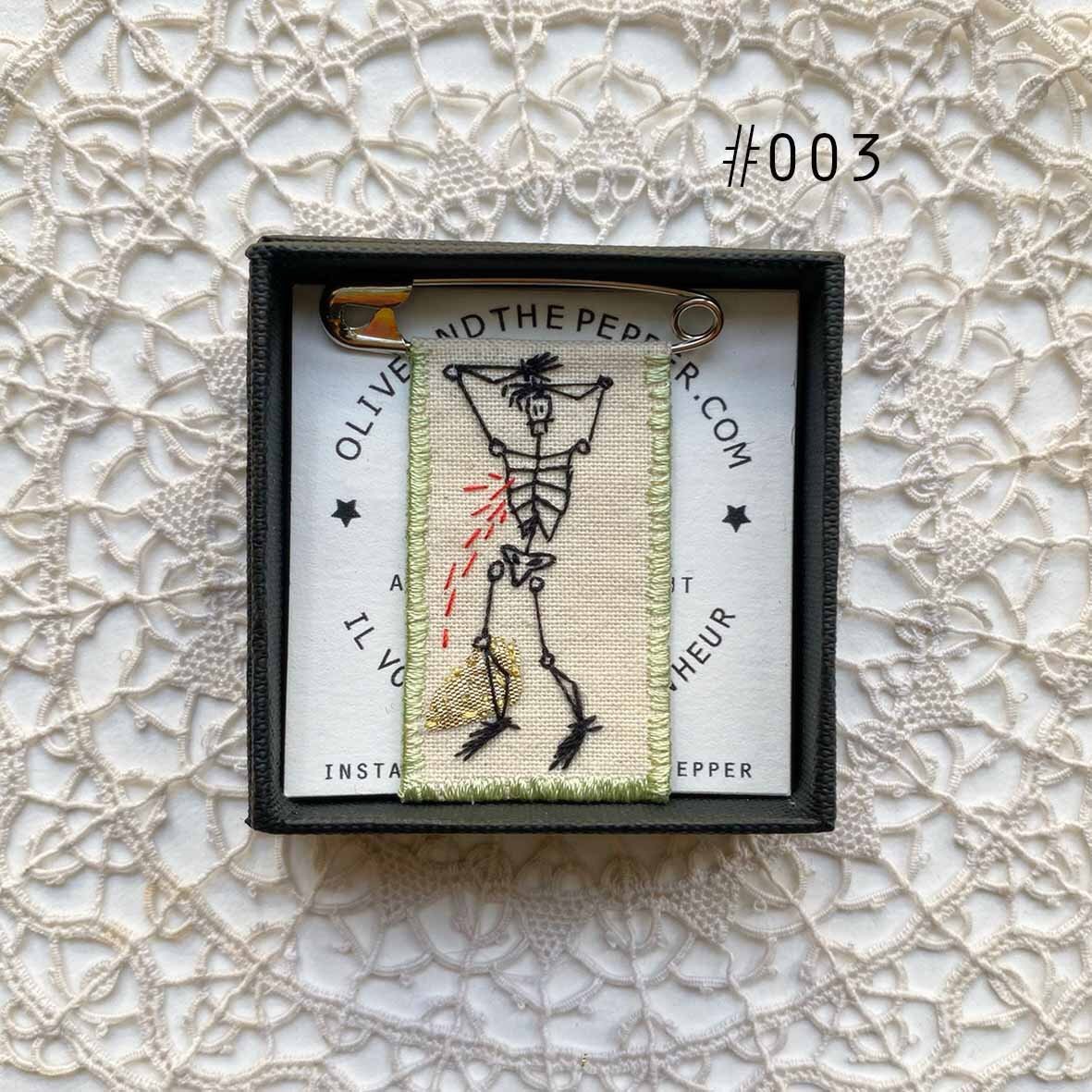 Broche, badge et pince à cravate : Le détail qui change tout Broche, badge et pince à cravate : Le détail qui change tout