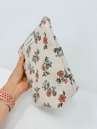 Image 2 of Trousse de toilette haute à poser double gaze petites fleurs des champs beige