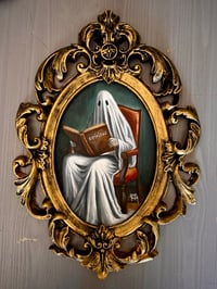 Image 1 of Fantasma leyendo