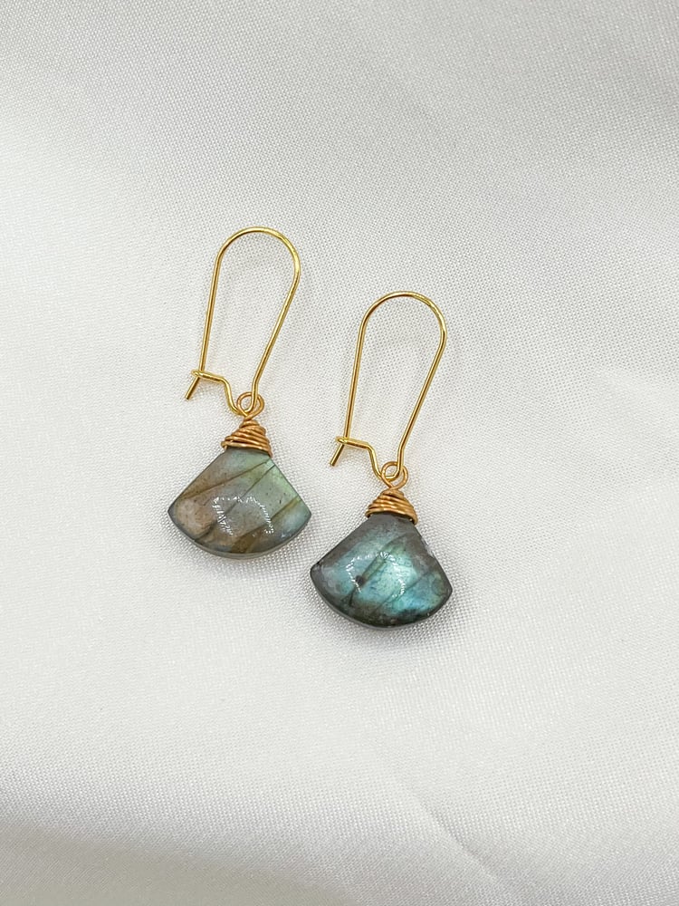 Image of labradorite drops