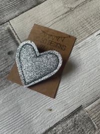 Image 4 of Glittery Heart brooch