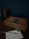 Joli ecritoire de voyage en bois d’olivier et grandes ferrures, fin XIXème siècle, sans clé